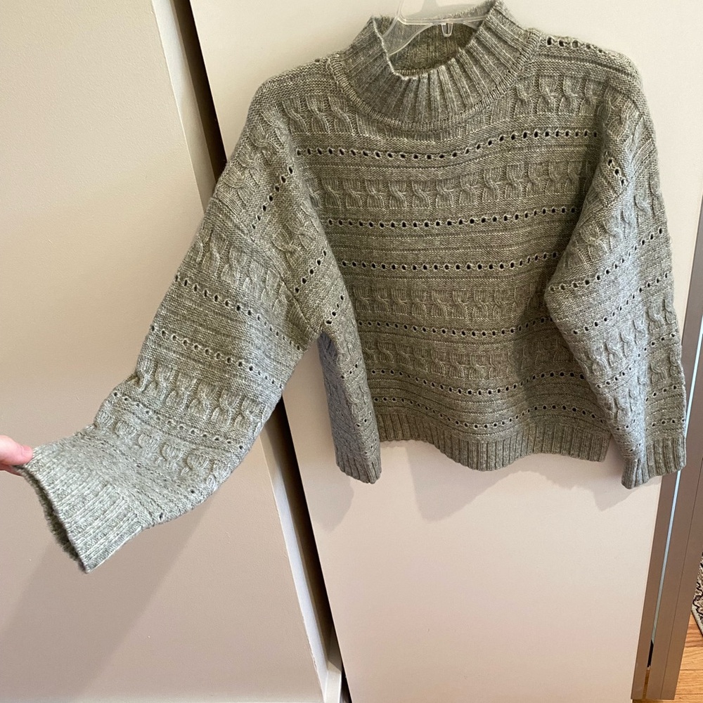 Cozy Knit Women's Sweater - light khaki/green
